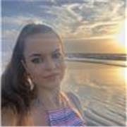 Profesora titulada con Bachillerato imparte clases a niños de primaria, ya sea con lengua, biología, ciencias sociales..