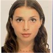 studentessa universitaria che impartisce lezioni per alunni di scuole medie/elementari
