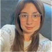 Profesora graduada en Educación Primaria con mención en Inglés y en Estudios Franceses, con el MAES en Francés y un C1 de Inglés