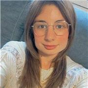 Profesora graduada en Educación Primaria con mención en Inglés y en Estudios Franceses, con el MAES en Francés y un C1 de Inglés