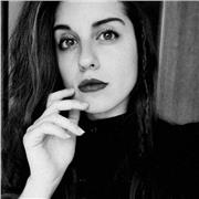 Laureanda in desgin della moda per lezioni di disegno