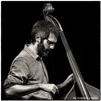 Profesor de bajo con titulación superior con años de experiencia tanto en el escenario como en el aula. Para todos los niveles. 