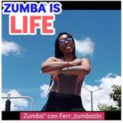 Instructora de zumba con los diferentes ritmos