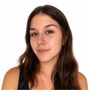 Estudiante que imparte clases a niños de primaria 