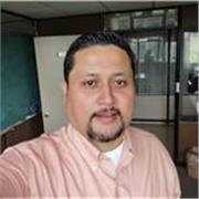 Ingeniero geofísico imparte clases sobre Física