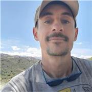 Formado y con experiencia como maestro y educador en centros bilingües para clases particulares de inglés.