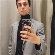 Sono uno studente all'accademia di belle arti e ho frequentato il liceo scientifico. Parlo fluentemente l'inglese essendo stato molte volte all'estero