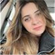 Studentessa impartisce lezioni di letteratura italia a studenti di scuole secondarie di primo e secondo grado