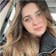 Studentessa impartisce lezioni di letteratura italia a studenti di scuole secondarie di primo e secondo grado