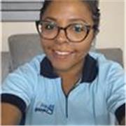 Docente del área de comunicación que imparte clases a estudiantes de secundaria