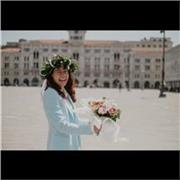 Diplomata in tecniche della narrazione alla Scuola Holden, impartisce lezioni per strutturare elaborati scritti efficaci