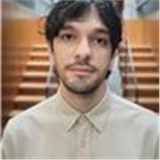 J'ai suivi des études dans le domaine du management, entièrement anglais. J'ai un TOEIC de 980.