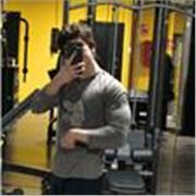 Entrenador personal joven para mejorar al máximo tu físico