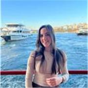 Diseñadora gráfica con más de 6 años de experiencia y formación en IA y UX/UI. Clases para todos los niveles