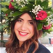 Docente di scuola primaria impartisce lezioni di potenziamento e aiuto compiti