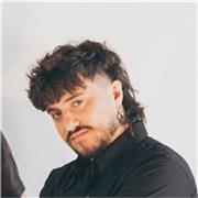 Profesor de canto para todas las edades y niveles en Málaga y online. Enfoque práctico para desarrollar afinación y tecnica vocal.