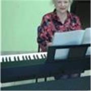 L'insegnante di pianoforte, laureato al conservatorio con 30 anni di esperienza, offre lezioni di pianoforte, solfeggio