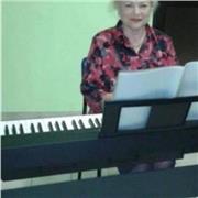 L'insegnante di pianoforte, laureato al conservatorio con 30 anni di esperienza, offre lezioni di pianoforte, solfeggio