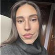 Profesora especializada en lengua castellana y literatura, periodista y especializada en marketing. 