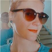 Profesora de yoga para niños y gente mayor