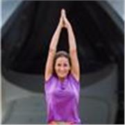 Profesora de Hatha y Yin Yoga, sesiones online, presenciales y retiros de Yoga