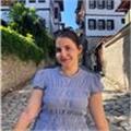 İngilizce dersler vermeye daha öğrenciyken başladım ve 2 yaşında yetişkinlere kadar birçok gruba ders vermiş bulunmaktayım