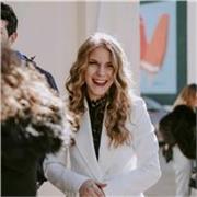 Sono una graphic designer con esperienza di circa 9 anni nel campo del visual, UI e product design, e lavoro quotidianamente su pr