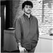 Laureato in Ingegneria Edile-Architettura, Architectural Visualizer, offre lezioni di Photoshop per ragazzi
