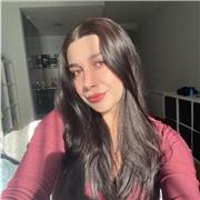 Puedo definirme como un estudiante de idiomas trabajador que quiere ayudar a otras personas a aprender inglés y turco para ver la palabra más amplia