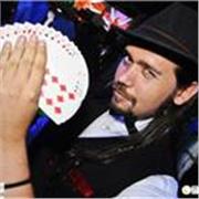 Profesor de teatro, titulado por la Escuela Internacional de Teatro de Mª del Mar Navarro y Andrés Hernández y magia.