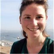 Profesora de inglés da clases a los alumnos que quieren comunicar tranquilamente