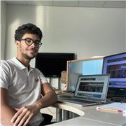 Lezioni online di programmazione con un insegnante giovane e appassionato