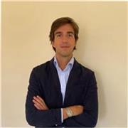 Letrado de la Administración de Justicia y Encargado del Registro Civil. Estudie el Grado de Derecho y preparé oposiciones.