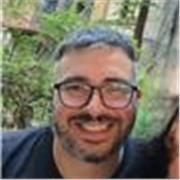 Laureato in Tecniche di radiologia medica, esperto di materie sanitarie ma anche di storia, gografia e geopolitica.