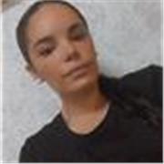 Una chica dinámica y a niños de 6 años