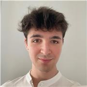 Estudiante de Universidad con amplio conocimiento de idiomas (inglés y francés) y un excelente rendimiento académico.