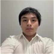 Profesor de apoyo escolar en para niños en el curso de inglés enfocado en la conversación fluida