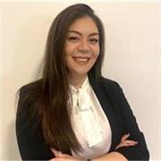 Laureata magistrale in lingua inglese e relazioni internazionali (con master di secondo livello), offre lezioni di inglese