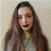 Chica de Bilbao imparte clases añ niños de primaria y de la ESO