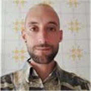 Profesor, titulado en Física, imparte clases de materias relacionadas como Matemáticas o Química, con inglés científico incluido.
