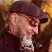 Laureato in Graphic design insegna pacchetto Adobe e Quark xpress