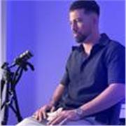 Soy un profesional del sector apto para enseñar marketing digital a todo tipo de personas.