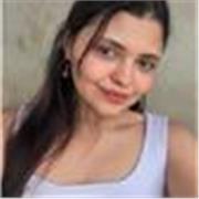 Profesora de apoyo para niños de manera virtual, con clases de inglés dinámicas