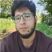 Estudiante de ingeniería agricola enseña