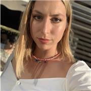 Studentessa di biotecnologie impartisce lezioni di biologia per studenti delle superiori