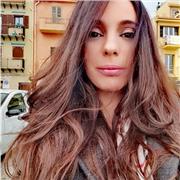 Laureata in chimica impartisce lezioni di chimica sia a studenti delle superiori sia a studenti universitari. Massima serietà