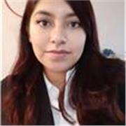 Maestra de química que imparte clases a niños de primaria y chicos de secundaria
