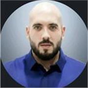 Me considero un profesor metódico y resolutivo. Apuesto por la innovación y el aprendizaje activo, alejándome de la memorización.