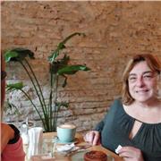 Profesora titulada de español para extranjeros, inglés intermedio, experiencia con diversas nacionalidades.