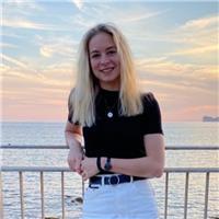 Studentessa di economia impartisce ripetizioni di macroeconomia